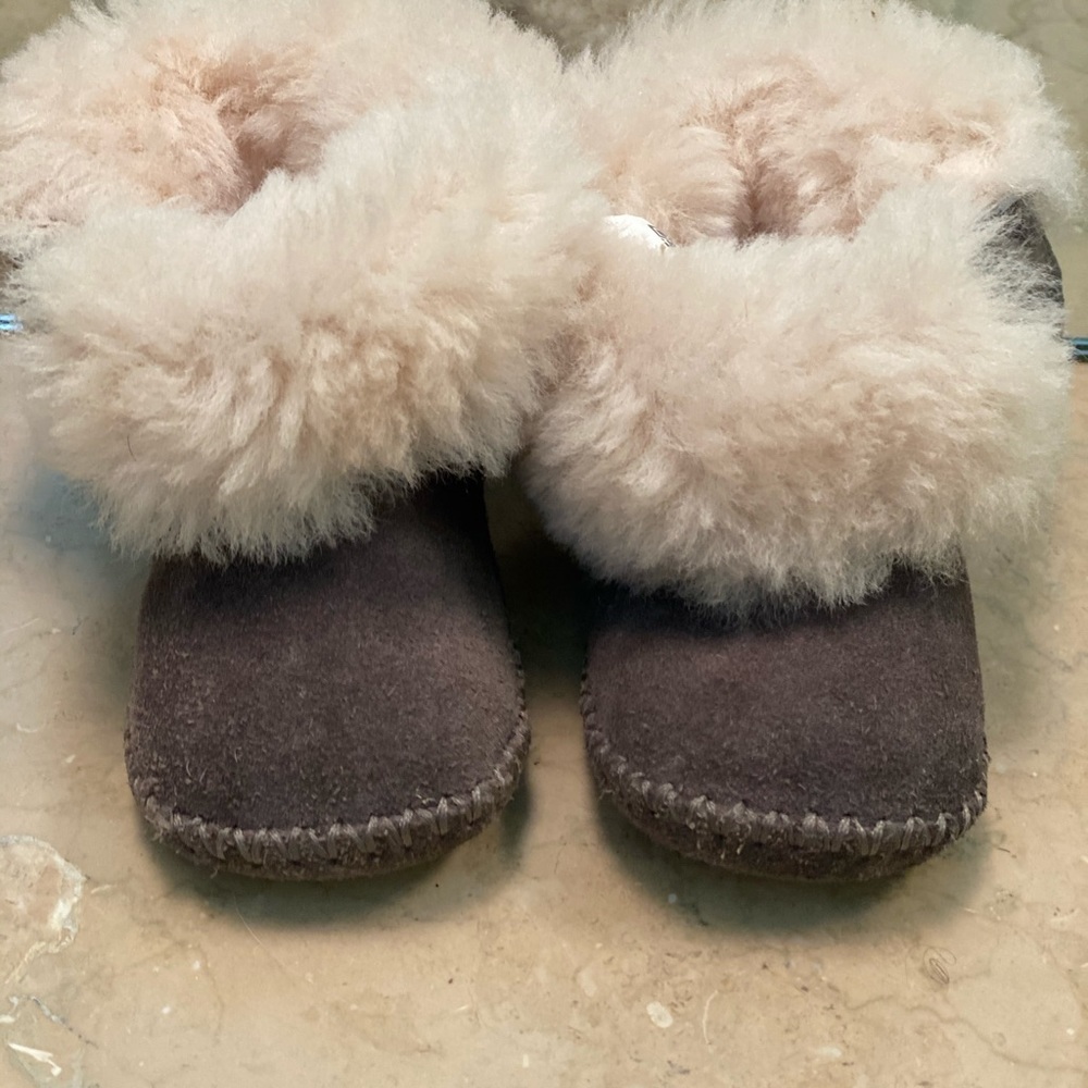 Baby ugg shoes boots excellent condition size 2/3